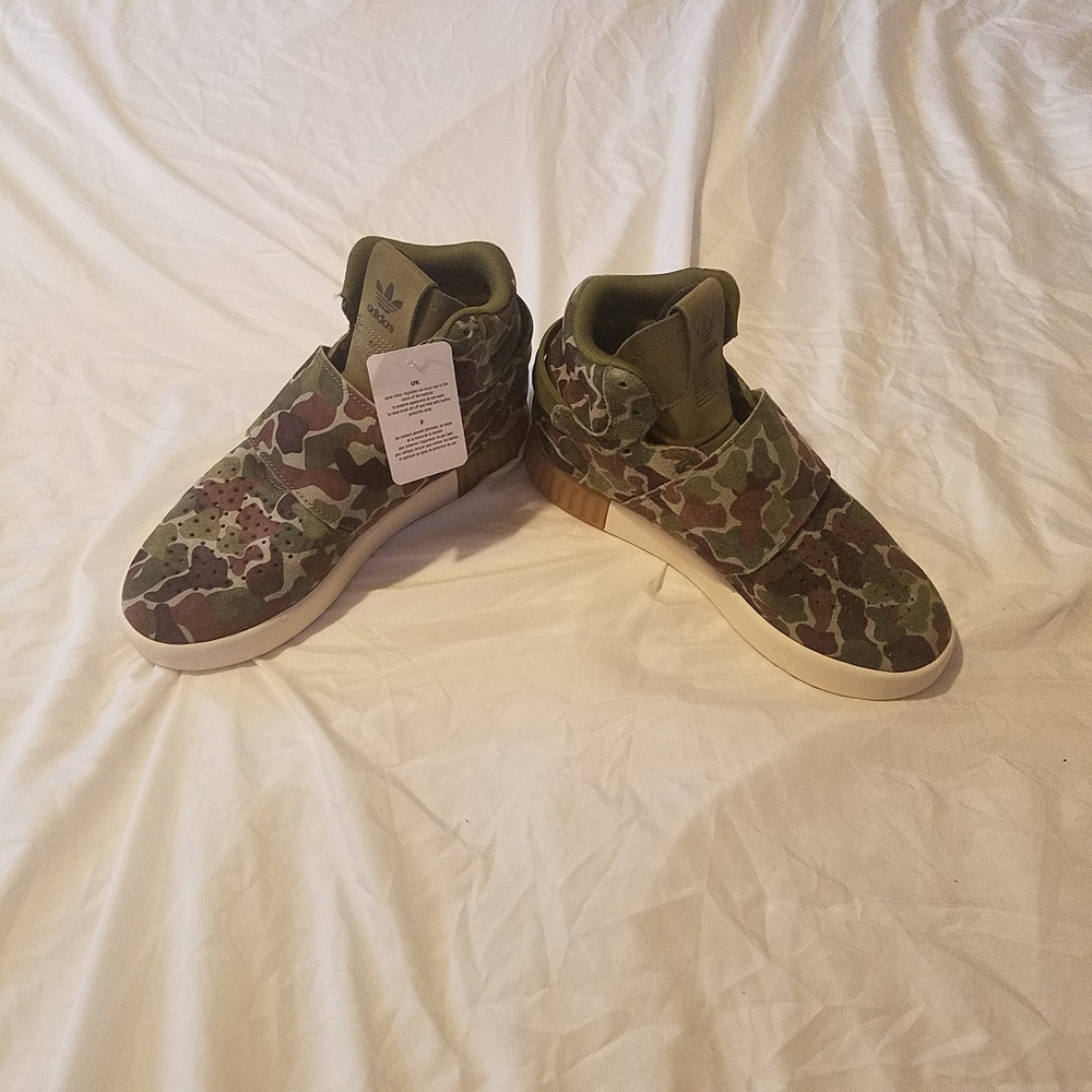 Boys size 4y Adidas high top Tubular shoes